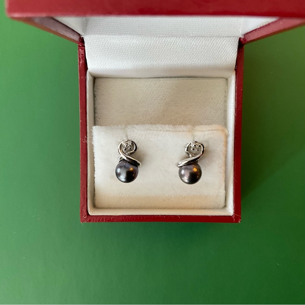 Black pearl and silver earrings